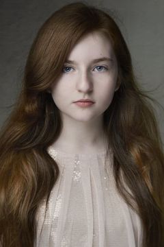 Indira Ainger interpreta Little Girl on Train