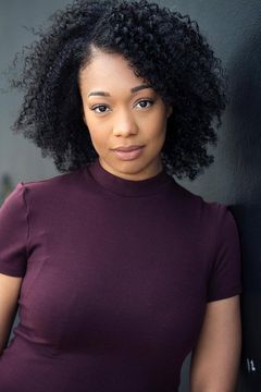 Nicole Chapman interpreta Karina (uncredited)