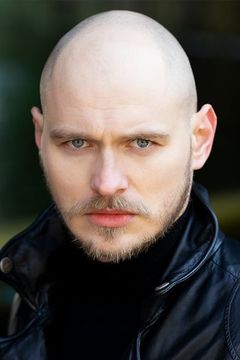 Marko Leht interpreta Lieutenant Zygmunt Horniak