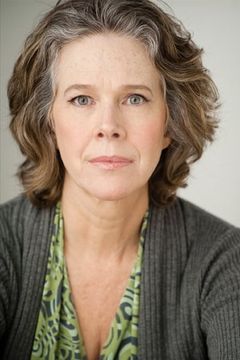 Iris Quinn interpreta Mama