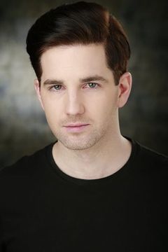 Jason Matthewson interpreta Agent Hicks (uncredited)