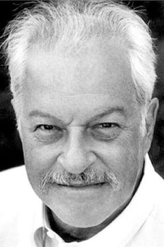 Tom Brennan interpreta Howard Rogerson