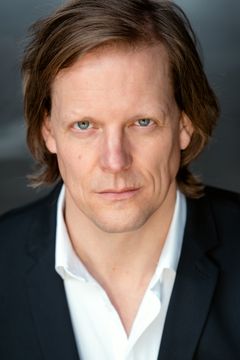 Peter Eberst interpreta Igon Sirus Guard