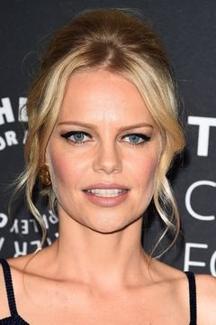 Mircea Monroe interpreta Kara
