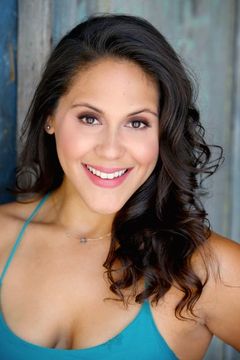 Ashley Holliday interpreta Slumber Party Girl