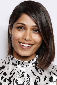 Freida Pinto interpreta Caroline Aranha