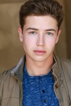 Garrett Ryan interpreta Marcus Weston