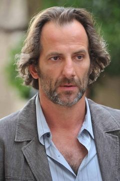 Patrice Juiff interpreta French Customs Official