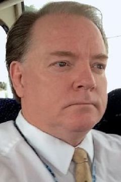 Todd Blood interpreta Street Extra (uncredited)