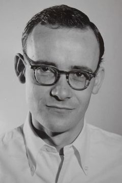 Buck Henry interpreta Suttler