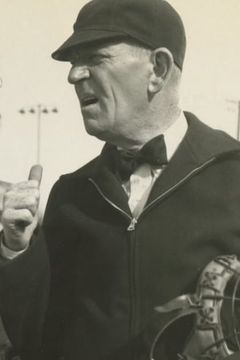 George McKay interpreta Reporter (uncredited)