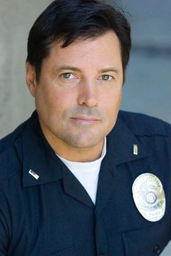 Jeff Rector interpreta News Anchor (voice)