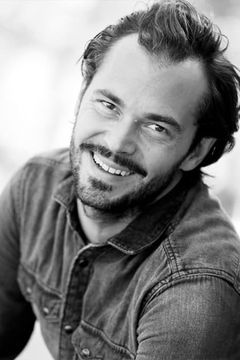 Laurent Marion interpreta Maxime employee