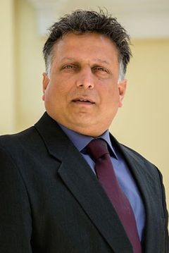 Atul Sharma interpreta Lawyer