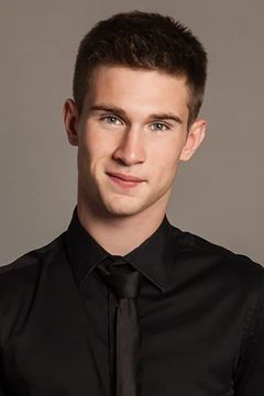 Calem MacDonald interpreta Concierge Brody
