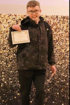 Joshua Sellers interpreta Brock