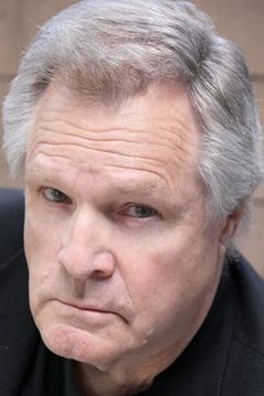 Frank Ashmore interpreta Victor Basta