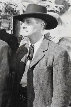 Cyril Ring interpreta Victor - Butler (uncredited)