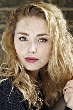 Freya Mavor interpreta Thora Grey