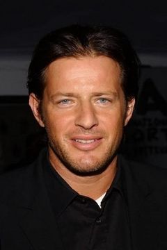 Costas Mandylor interpreta Hoffman