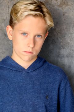 Luke Busey interpreta Brian