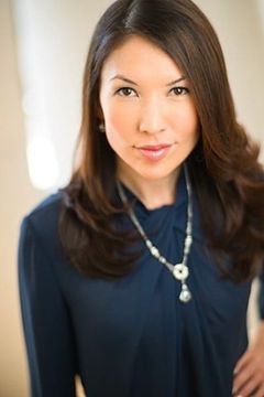 Ann Wu-Lai Parry interpreta Waitress (uncredited)