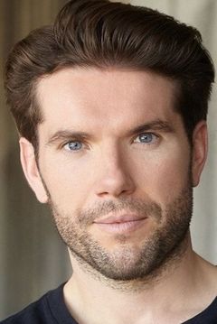 Dónall Ó Héalai interpreta Benjamin Elswitt