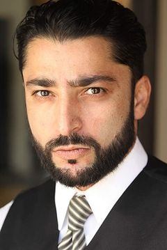 Ali Olomi interpreta Afghan Man
