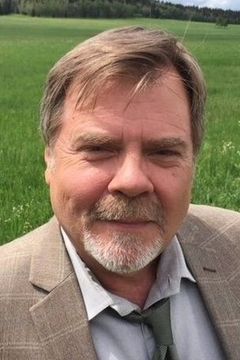 Greg Lawson interpreta Karl Becker