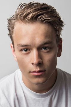 Rarmian Newton interpreta Young Danny Warren