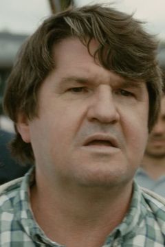 Stuart McQuarrie interpreta Craig - Factory Supervisor