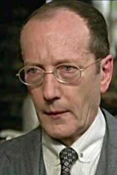Pierre Belot interpreta Desk Clerk