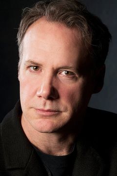 Patrick McManus interpreta Peter Dunleavy