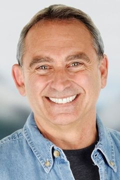 Bruce Marchiano interpreta Pastor Mark
