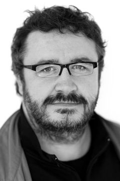 Mark Benton interpreta Legge