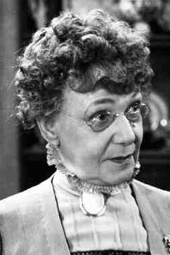 Jean Adair interpreta Aunt Martha Brewster