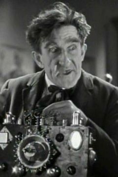 Frank Austin interpreta Inventor (uncredited)