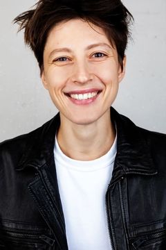 Julia Schunevitsch interpreta Club Bartender #1