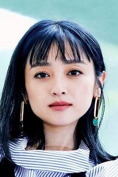 Yumi Adachi interpreta Julia (voice)