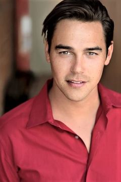 Jonathon Trent interpreta Damon / Bumper Band Member