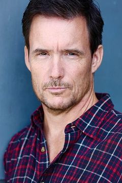 Peter Brooke interpreta FBI Agent (FBI Office)