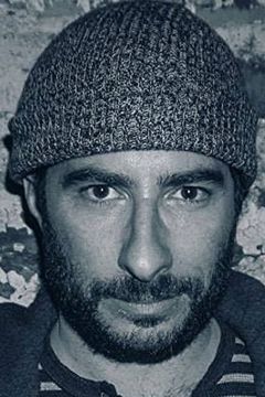 Shane Geraghty interpreta Acrobat (uncredited)