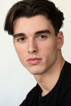 Corey Mylchreest interpreta Young King George