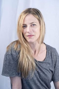 Amy Korb interpreta Kelli