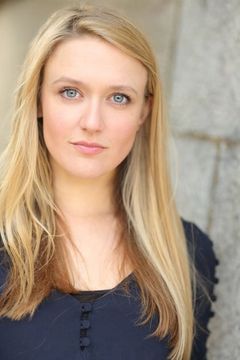 Emily Head interpreta Carli D'Amato