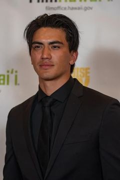 Laird Akeo interpreta Koa