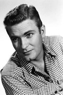 William Leslie interpreta Tucker