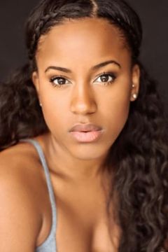 Asha Bromfield interpreta Sophia Davis