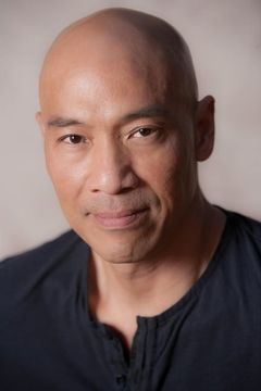 Roger Yuan interpreta Master Monk