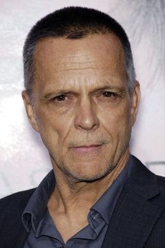 James Russo interpreta Vince Hood
